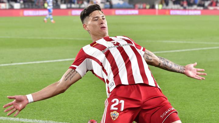 Darwin Núñez adelanta por la derecha a Álvaro Giménez
