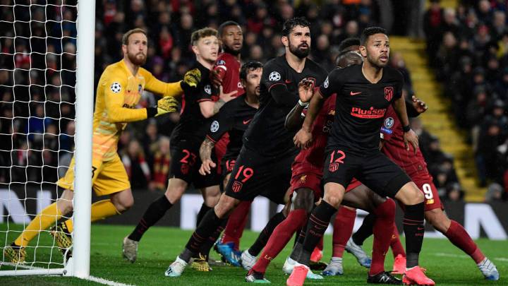 Oblak, Trippier, Savic, Diego Costa y Lodi defienden una acción en el Liverpool-Atlético.