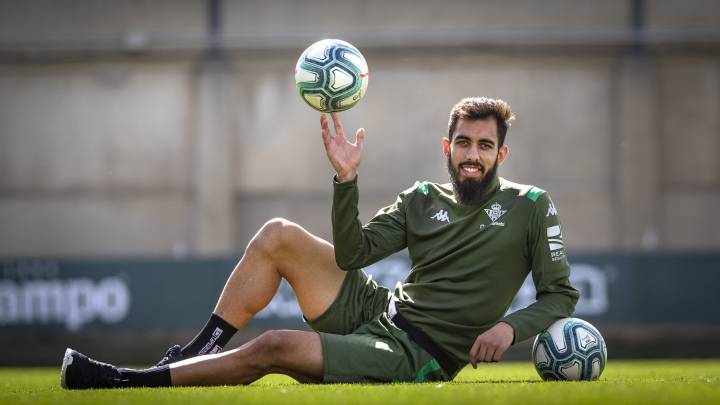 El delantero del Betis Borja Iglesias analiza desde siempre a los futbolistas que juegan en su posición: "No veo partidos, veo delanteros", asegura.