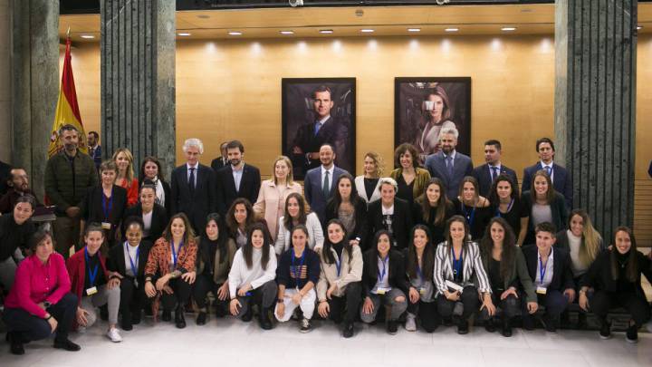 Jugadoras, políticos y representantes de patronal y sindicatos posan tras la presentación del convenio colectivo en el Congreso de los Diputados.