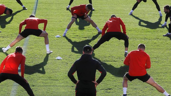 Simeone, con los futbolistas del Atlético en un entrenamiento.