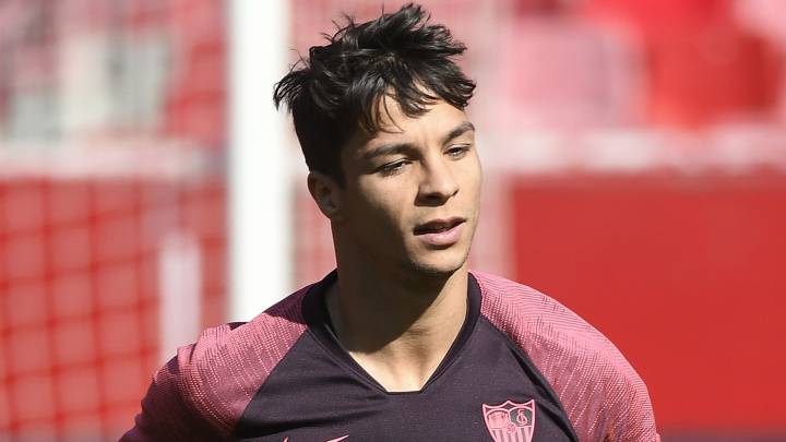 Óliver Torres aprovechó el aislamiento para someterse a las preguntas de sus seguidores de instagram y el jugador del Sevilla no tuvo problemas en contestar cuestiones sobre su llegada al club o sus objetivos, entre los que destaca el debutar con la Selección absoluta: "Estar en la Selección sería un sueño. He tenido la suerte de estar en todas las categorías inferiores y quiero conseguir llegar a la absoluta. En el trabajo reside la oportunidad". Respecto a su aterrizaje en Nervión, Óliver no ocultó su sorpresa por su rápida adaptación al club y a la ciudad, algo que se ha visto reflejado en su participación en el terreno de juego: "Después de algunos años fuera tenía ganas de volver y sabía que el Sevilla era el sitio ideal. No pensaba que me iba a adaptar tan rápido ni que la gente del club y la ciudad me acogerían tan bien. Me siento importante y con ganas de ayudar al equipo desde donde toque. Tenemos un grupo humano muy bueno y me gusta compartir momentos con todos ellos". Por último, Óliver habló sobre el momento que atraviesa. El ex del Oporto se lesionó a principios de año, cuando mejor estaba y más aportaba al equipo de Lopetegui. Tras recuperarse y volver a encontrar el tono, vio una amarilla que le privó estar en el Wanda en el último partido que el Sevilla ha disputado hasta la fecha. Es por ello que Óliver aspira a seguir creciendo en su fútbol en el Sevilla: "No creo que nunca estemos en nuestro mejor momento porque tenemos que tener la ambición de mejorar siempre. Yo aún no estoy a mi mejor nivel, pero sé que estoy en el buen camino para conseguirlo".