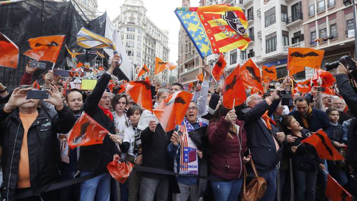 Aficionados del Valencia, con banderas del Centenario.