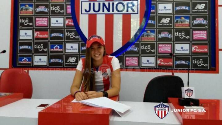 Nicole Regnier en su presentación como jugadora de Junior.