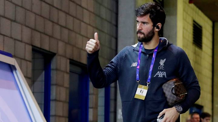 Alisson, antes de un partido contra el Liverpool.