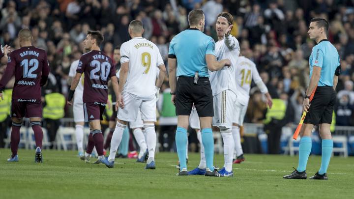 Sergio Ramos, protesta una decisión arbitral.