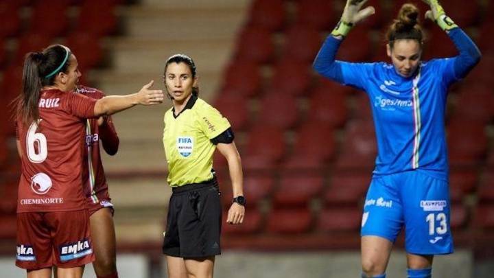 Las jugadoras del Logroño se quejan a la árbitra.