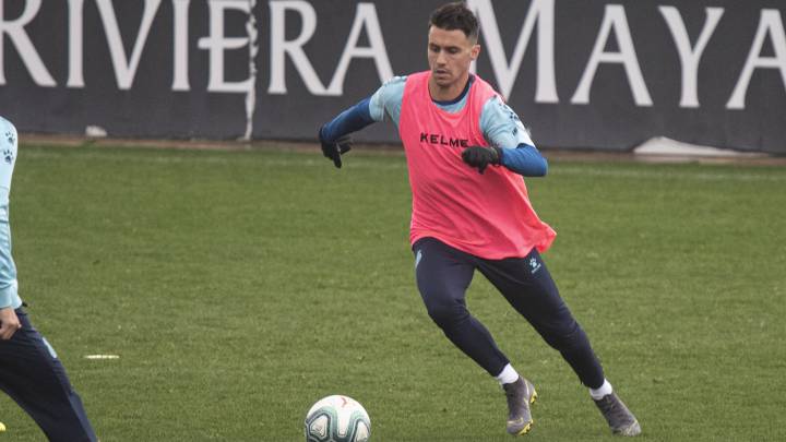 El Sevilla cedió a 11 jugadores y apenas Carlos Fernández está ganándose el regreso a Nervión. Monchi avista otro problemón el próximo verano.