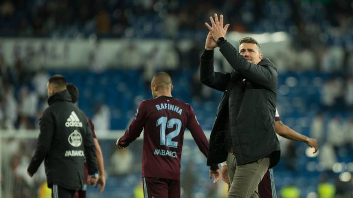 Óscar aplaude a la afición del Celta tras empatar en el Bernabéu