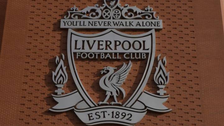 El escudo del Liverpool en Anfield.
