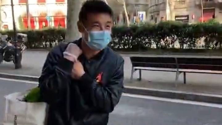 Wu Lei, en la Gran Vía de Barcelona.