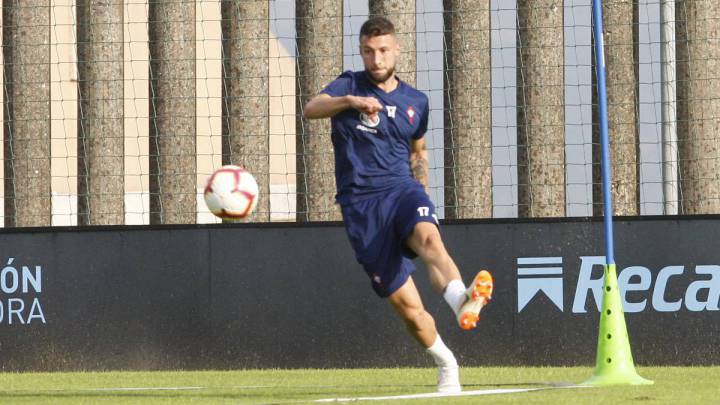 David Juncà bota un saque de esquina durante un partido de entrenamiento del Celta.
