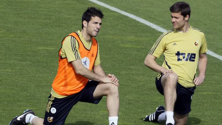 Cesc Fàbregas y Xabi Alonso, con la selección de España en 2008.