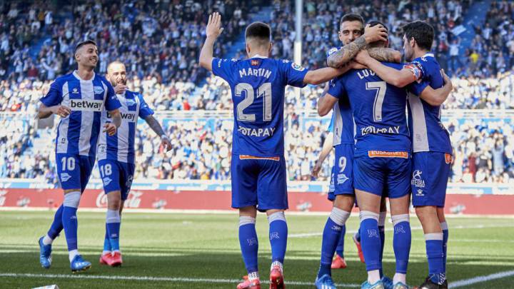 Los jugadores del Alavés celebran un gol