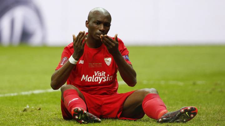 El ex del Sevilla Stephane Mbia relata el calvario que vive en China después de su traspaso del Wuhan Zall al Shanghai Shenhua. No puede ver a su famiia.