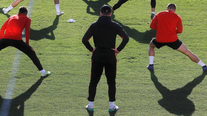 Simeone, que cumple 3.000 días en el banquillo del Atleti, observa a sus jugadores entrenarse en el Cerro, antes de la cuarentena.