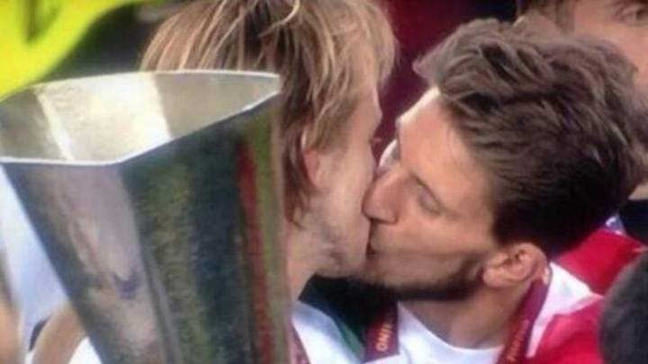 El ex del Sevilla Daniel Carriço habló desde China del beso que se dio con Rakitic tras la final de Europa League de 2014 y también de Julen Lopetegui.