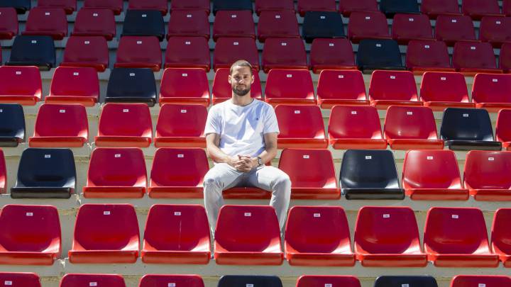 Mario Suárez posa para AS en el Estadio de Vallecas antes de la epidemia.