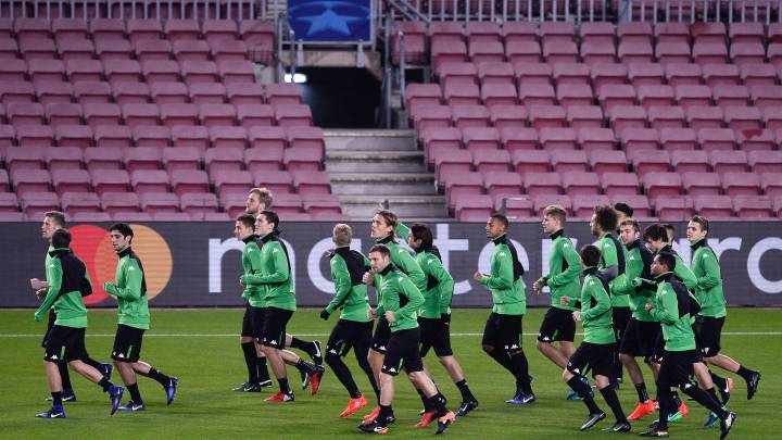 Jugadores del Moenchengladbach calentando.
