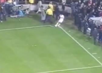 La osadía de Figo en el Camp Nou mientras le llovía de todo