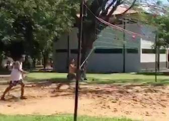 Ronaldinho se pasa al futvoley: así pasa las horas en prisión