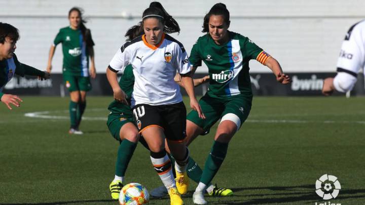 Mari Paz, del Valencia, escapa de varias jugadoras del Espanyol en el duelo disputado en la jornada 17 de la Primera Iberdrola.