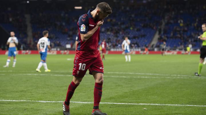 Roberto Torres besa el escudo de Osasuna