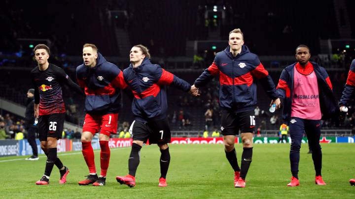 Los jugadores del Leipzig celebran su clasificación para cuartos de final de la Champions.