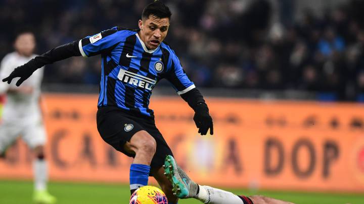 Alexis Sánchez controla un balón en el Inter-Cagliari de Copa de Italia.