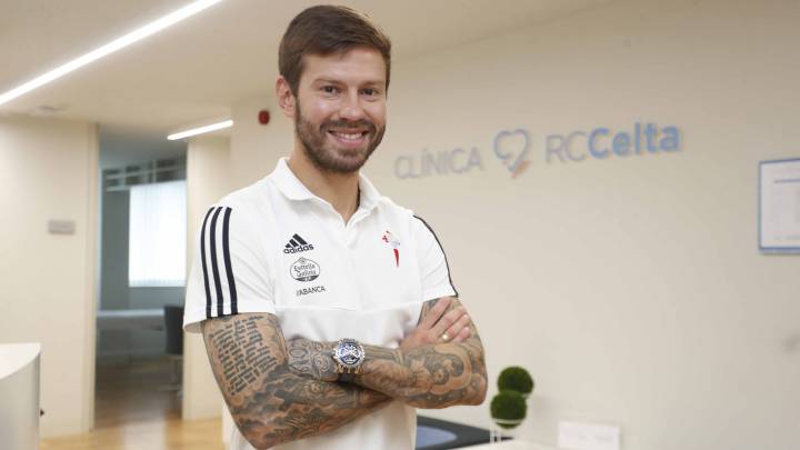 Fedor Smolov posa tras pasar el reconocimiento médico con el Celta