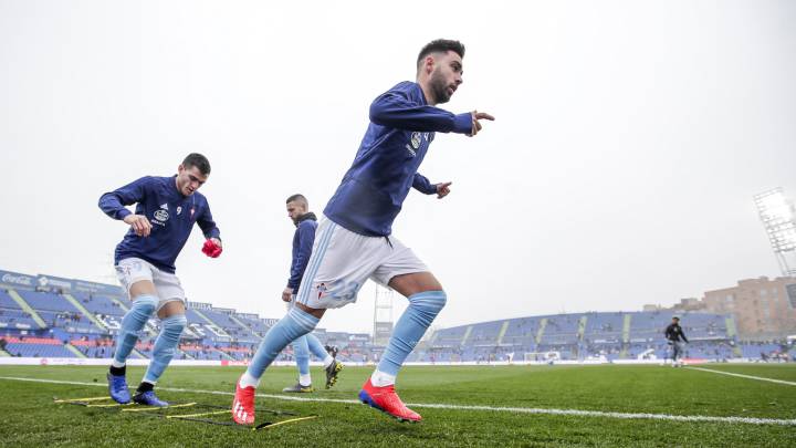 Brais Méndez calienta antes del partido entre Getafe y Celta