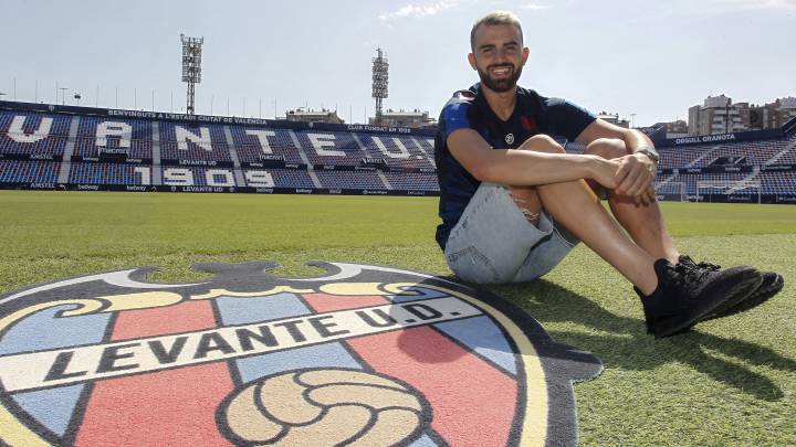 Borja Mayoral cumple 23 años con su futuro en el aire
