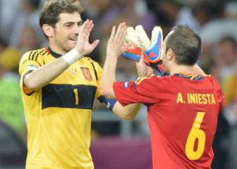 Iniesta recoge el guante de Iker y dice sí al Clásico vintage