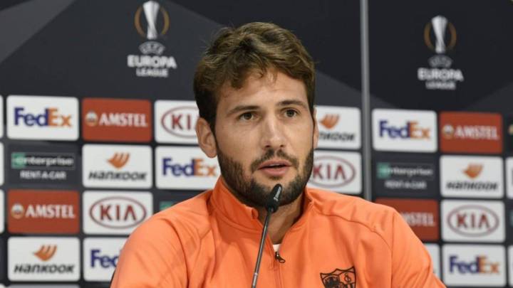 El centrocampista del Sevilla Franco Vázquez reconoció que los jugadores negocian con el club para una rebaja de sueldo por la crisis del coronavirus.