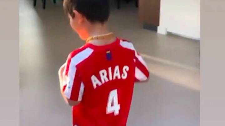 "Este man sí que sabe de fútbol", escribió Santiago Arias a Andrés Guardado entre risas al ver cómo la esposa del jugador del Betis colgaba un vídeo en el que Máximo, el hijo del mexicano, lleva puesta una elástica del Atlético de Madrid con el dorsal y el nombre del futbolista cafetero. En el video se ve cómo el pequeño baja la escalera del hogar y le preguntan: "¿De qué equipo vas vestido?". "Del Atlético de Madrid", dice Máximo con timidez. Es curioso porque su padre pudo haber acabado también en el club colchonero. Durante un par de periodos de fichajes sonó como una opción para el Atlético pero primero tras Deportivo y Valencia se acabó marchando primero al Bayer Leverkusen y luego al PSV, donde es un jugador muy querido por la afición. En 2017, Guardado se volvió a España para jugar con el Betis, donde ha renovado recientemente hasta 2022. El centrocampista azteca y Arias son amigos íntimos desde que coincidieron precisamente en el club holandés. Por eso, no extraña que el hijo del jugador verdiblanco se enfundase por completo la equipación rojiblanca.