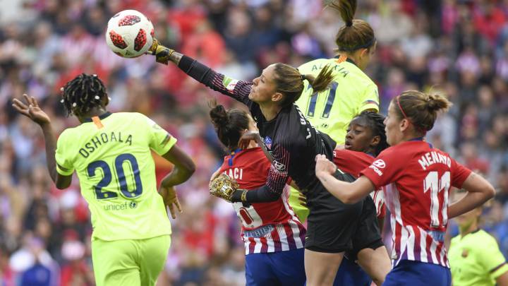Lola Gallardo despeja el balón en un Clásico ante el Barcelona.