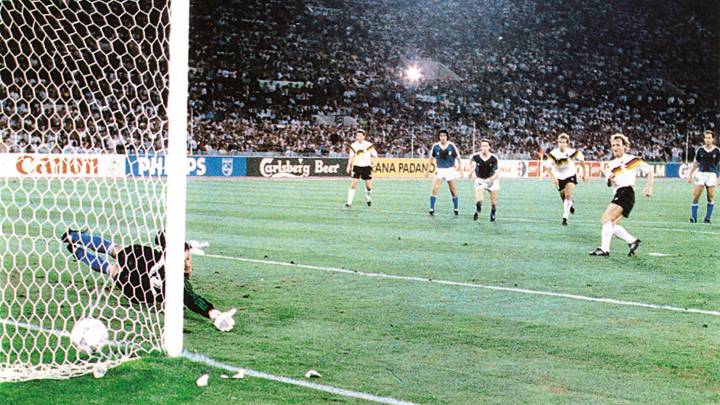 Brehme, en el momento en el que batió a Goycoechea en el penalti que supuso el título para Alemania.