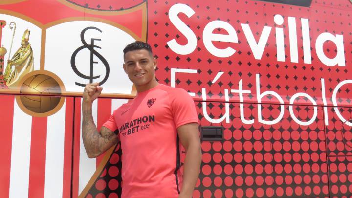 El defensa del Sevilla Diego Carlos es pretendido por el Liverpool. Jürgen Klopp le quiere lo antes posible. Tiene una cláusula de 70 millones de euros.