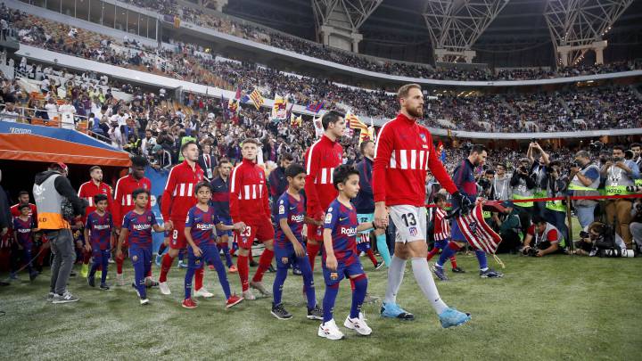 Los jugadores del Atlético y del Barça, afectados por ERTE, antes de un partido.
