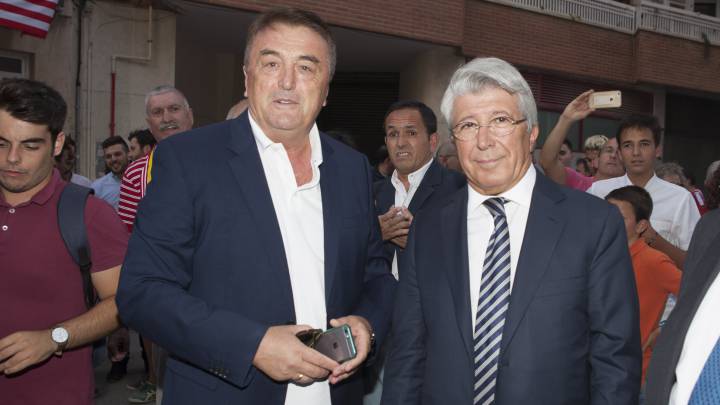 Radomir Antic y Enrique Cerezo en septiembre de 2019, durante la inauguración de una plaza en Lorca dedicada a Lázaro Albarracín. El presidente confirma: el mítico entrenador tendrá su homenaje.