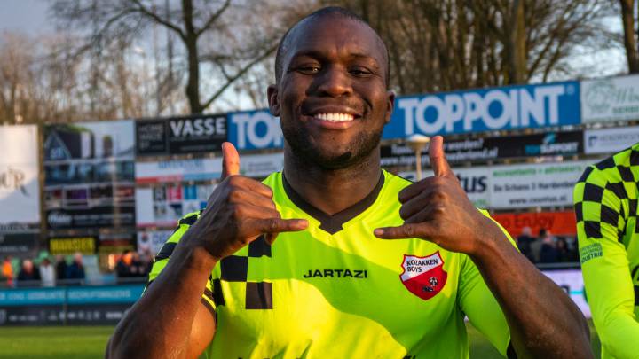 Drenthe se reconcilia con el fútbol: renueva con el Kozakken