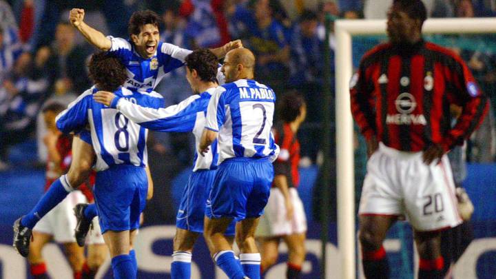 Valerón, Sergio, Víctor y Manuel Pablo celebran uno de los goles de la histórica remontada del Deportivo al Milan en Riazor (4-0).