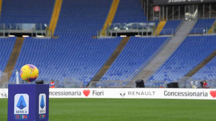 Un balón en uno de los estadios de la Serie A de Italia.