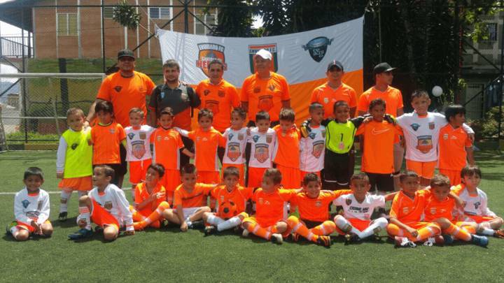 Carlos torres envigado cantera colombia españoles extranjero mundo migrantes balon james