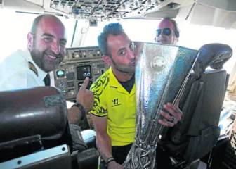 El piloto de la gloria del Sevilla repatria a españoles estos días