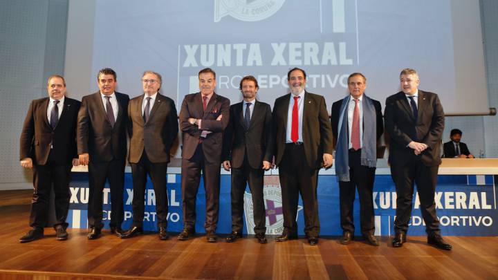 Fernando Vidal, cuarto por la izquierda, y su consejo de administración.