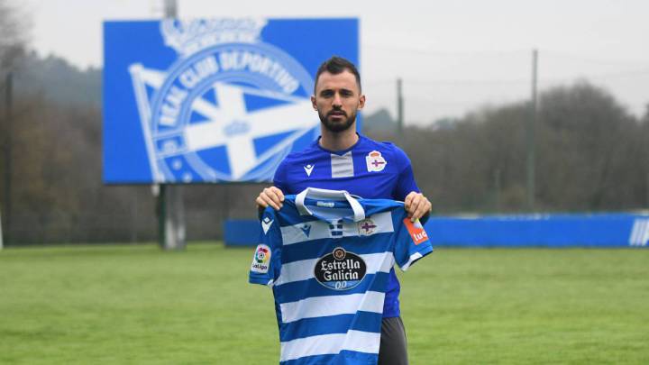 Emre Çolak posa con la camiseta del Deportivo