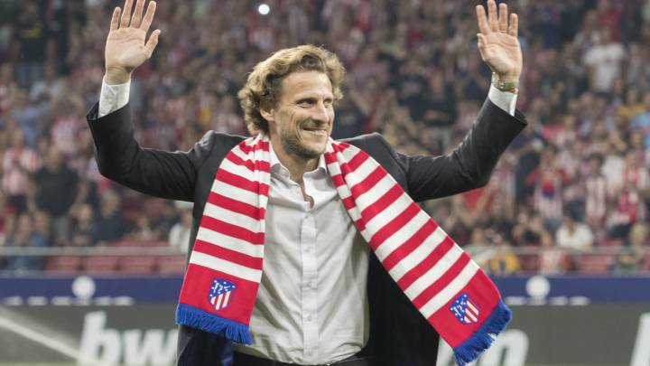 Forlán, homenajeado en el último Atlético-Real Madrid.