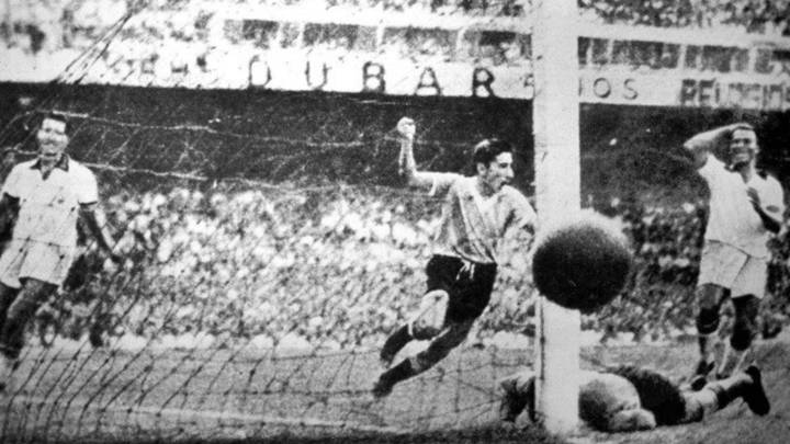 Ghiggia celebra el gol del Maracanazo.