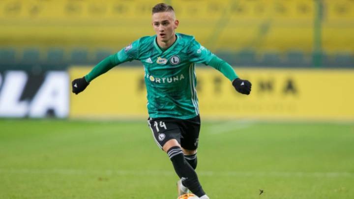 El Sevilla tiene en cartera al lateral polaco MIchal Karbownik, pero el coronavirus puede haberle arruinado esa contratación, según afirma su representante.